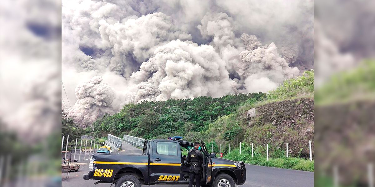 Evacúan área cercana de volcán en Guatemala por descenso de sedimento y agua