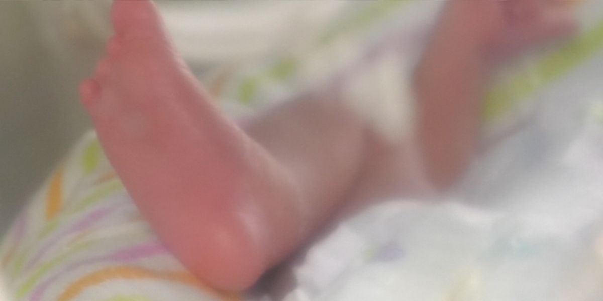 ¿Negligencia?: médicos le cortan la cara a una bebé en medio de una cesárea