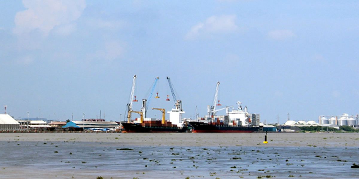 Por bajo calado en el puerto de Barranquilla, desviados dos barcos a Santa Marta