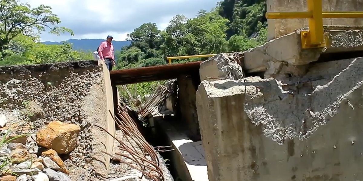 Cierre en puente vehicular La Molinilla, vía Bucaramanga – San Vicente de Chucurí