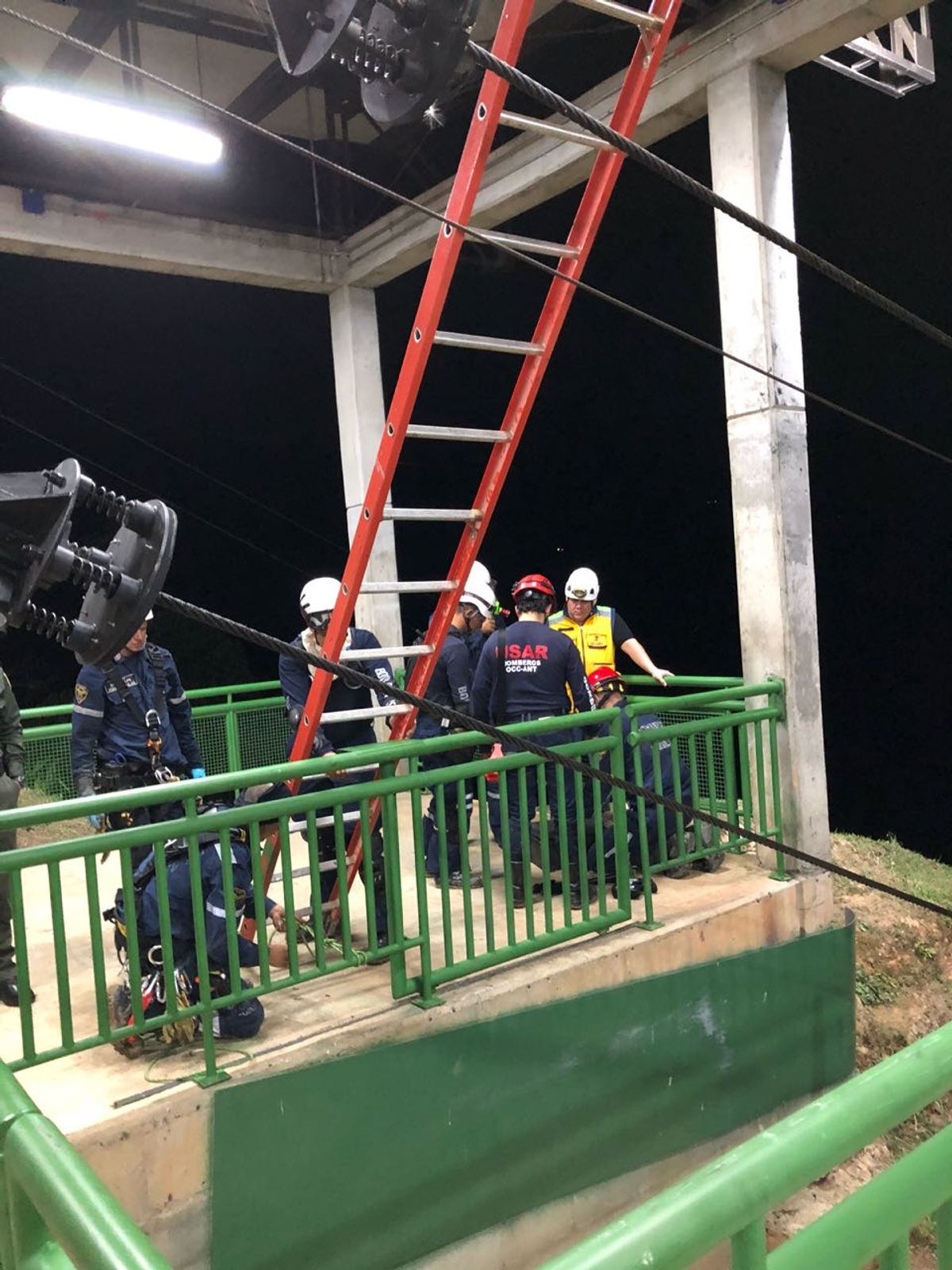 Continúa el rescate de 4 personas en el cable aéreo de San Sebastián de Palmitas
