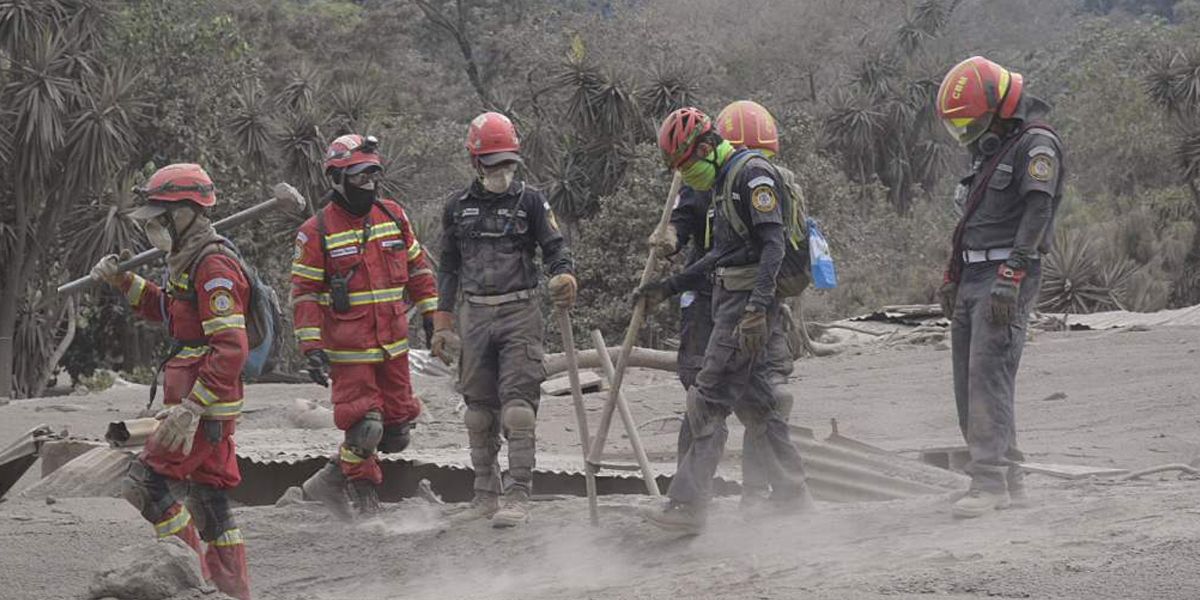 Suspenden la búsqueda de víctimas por erupción del volcán en Guatemala