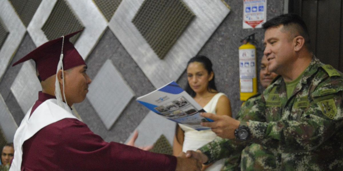 98 soldados de la Brigada 17 en Carepa, Antioquia, se entrenan como militares y bachilleres académicos