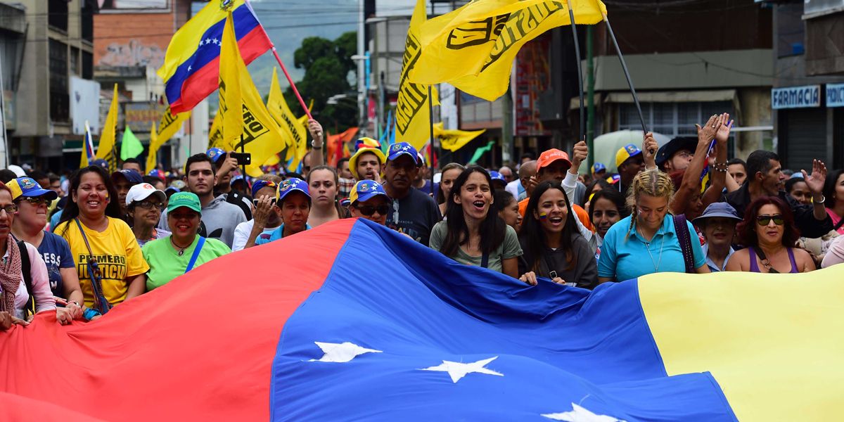 Gobierno venezolano excarcela a 43 presos políticos