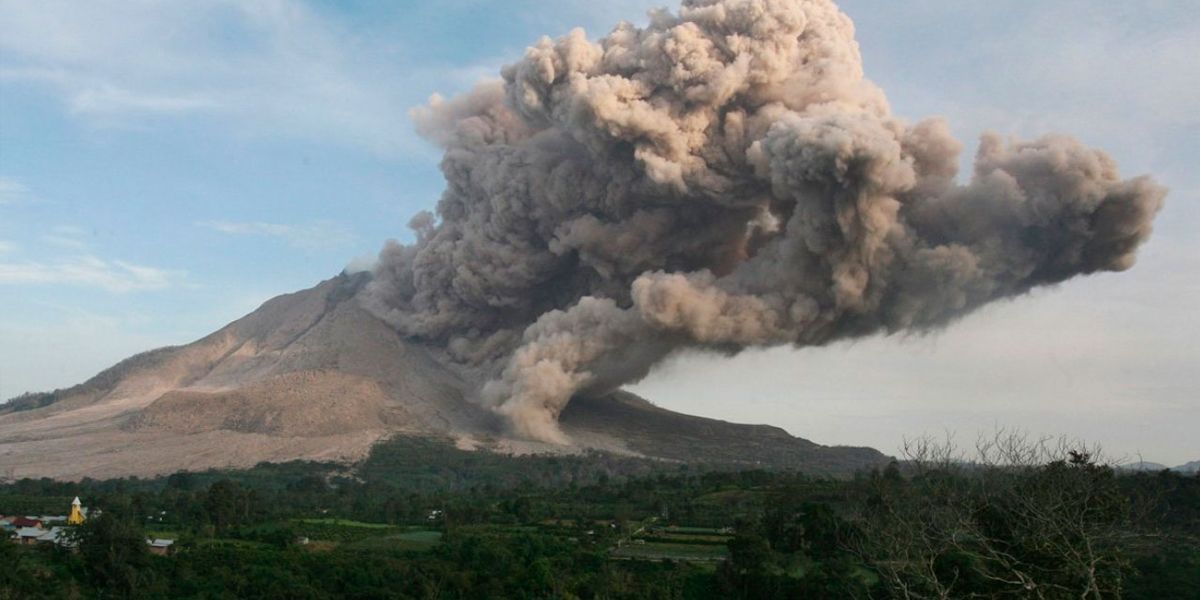 Indonesia cierra aeropuertos por la erupción del volcán Agung