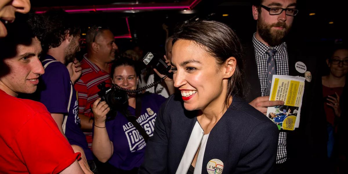 Joven latina sorprende a un peso pesado en las primarias demócratas de Nueva York