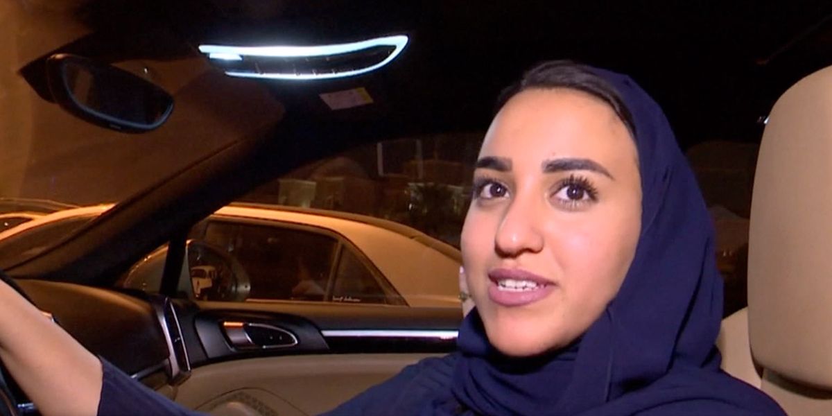 Hito legal en Arabia, mujeres saudíes ya pueden conducir