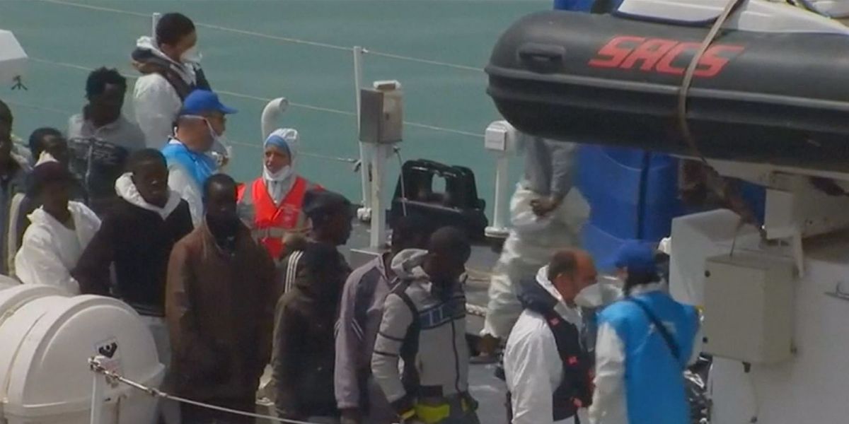 Tres bebés muertos y unos 100 desaparecidos en naufragio en Libia