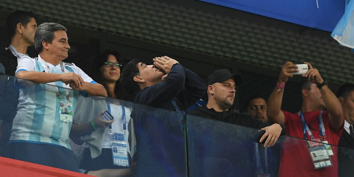 Maradona se encuentra fuera de peligro tras ser atendido por paramédicos en pleno estadio