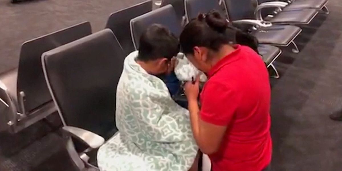 Emotivo reencuentro entre una madre separada de su hijo, hace más de un mes, en la frontera de EUA