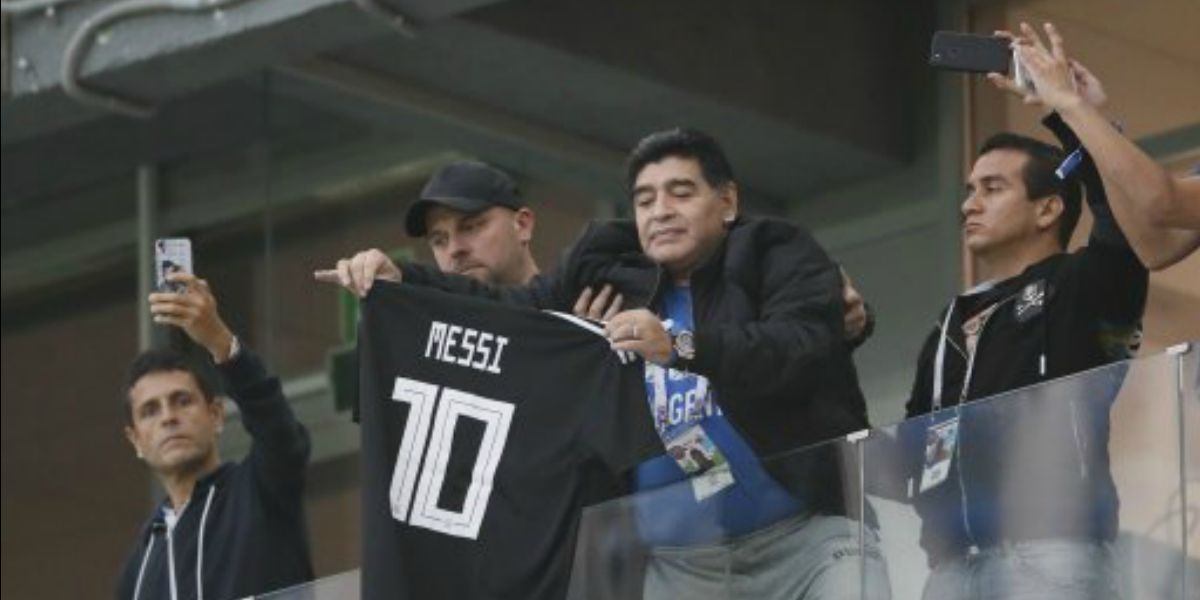 El gesto de Maradona con la camiseta de Messi que da de qué hablar en redes sociales