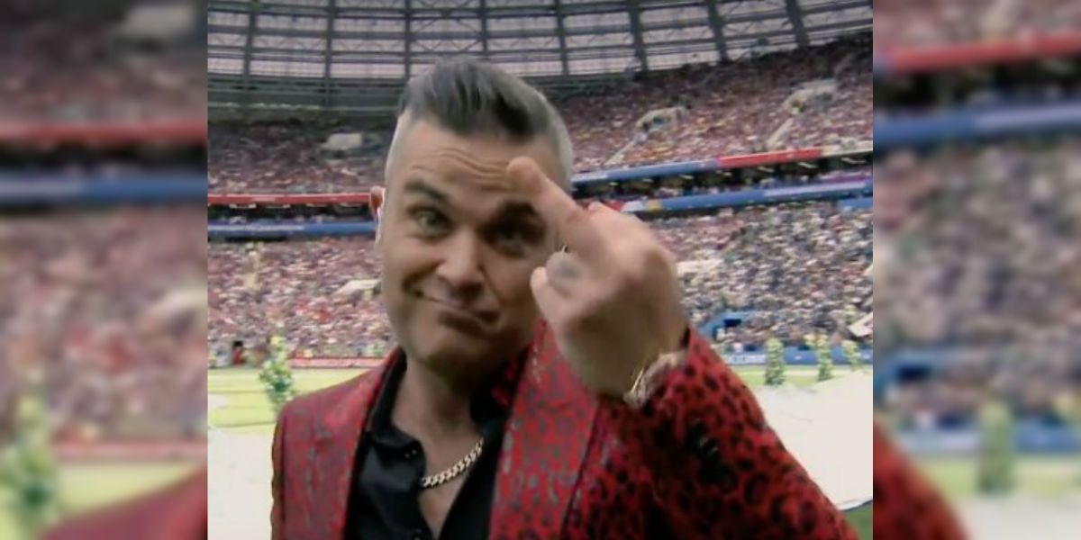 Cadena de TV pide excusas por gesto de Robbie Williams
