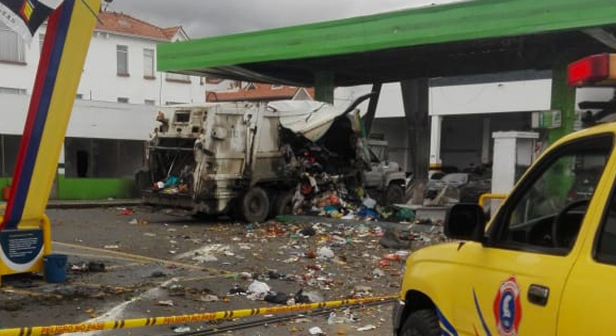 Explota camión de basura en estación de gasolina en Chía, Cundinamarca
