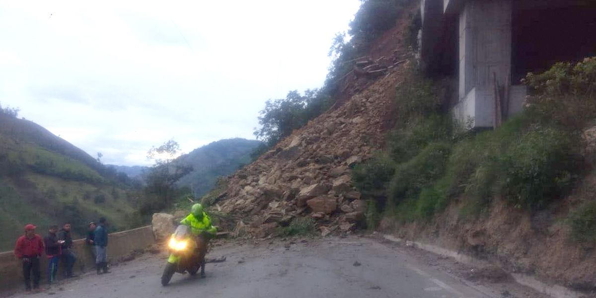 Cierre en La Línea por derrumbe en Km 41 del tramo Cajamarca – Calarcá