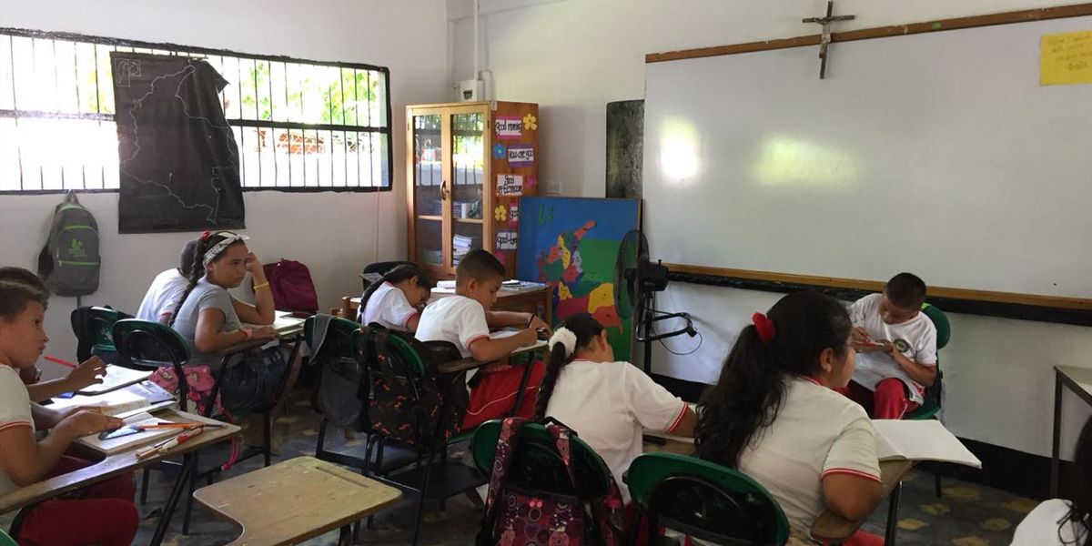 Estudiantes de Puerto Valdivia vuelven a clases tras emergencia en Hidroituango