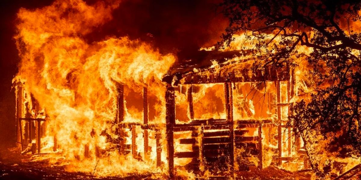 En Floridablanca, incendio en parqueadero deja siete buses afectados