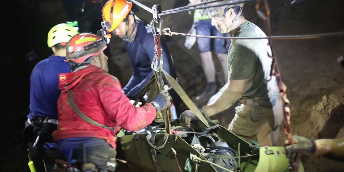 Revelan primeras imágenes del rescate de niños atrapados en la cueva de Tailandia