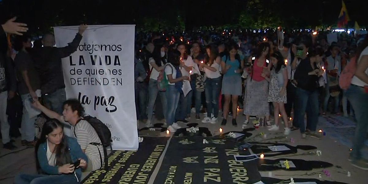 Con el rechazo al asesinato de otro líder en Antioquia, multitudinaria velatón en Medellín
