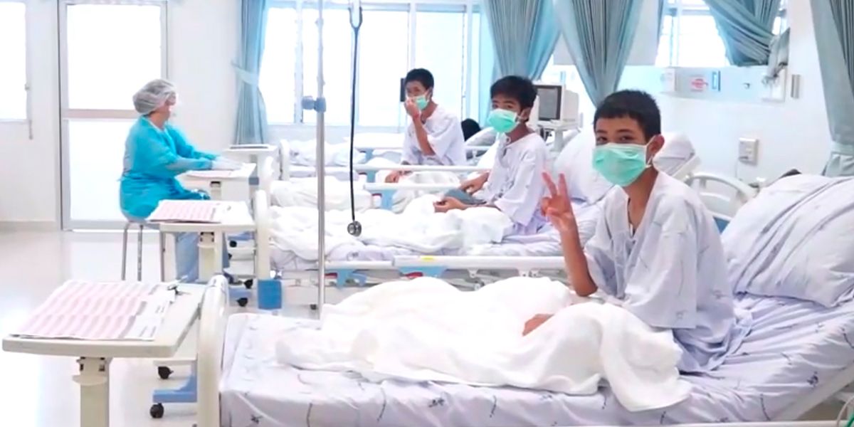 Niños rescatados en Tailandia envían su primer saludo