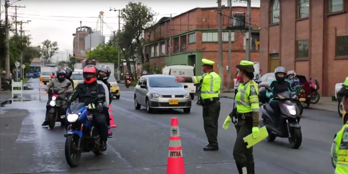 Levantan prohibición al parrillero en moto en Bogotá