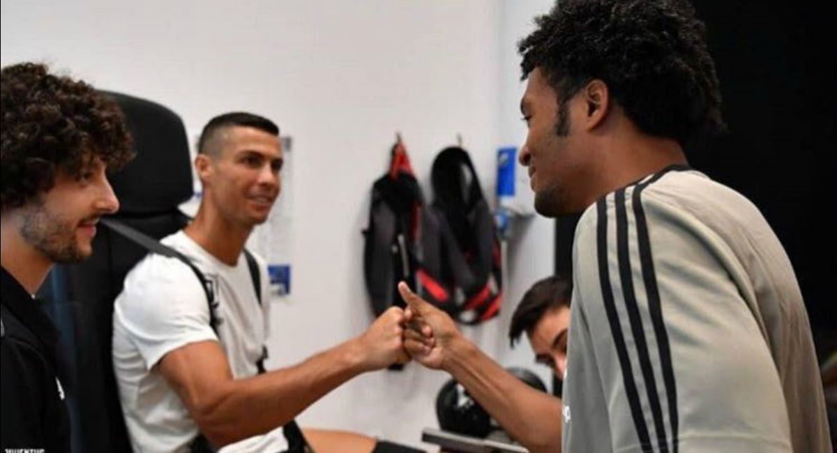 El particular saludo de Cuadrado y Cristiano Ronaldo en su primer día de entrenamiento