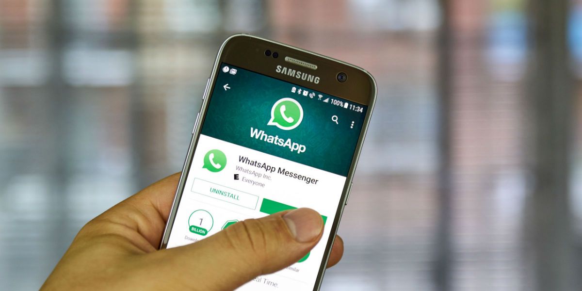 Aprende a escuchar audios de WhatsApp sin que aparezcan los ‘chulitos’ azules