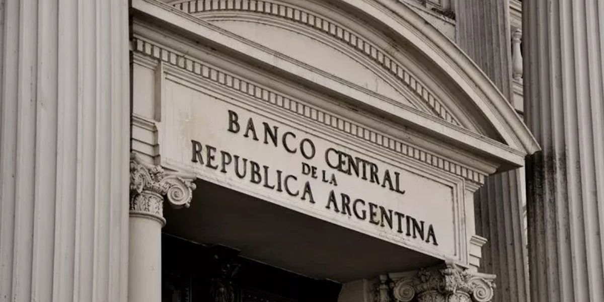 El peso argentino cae a nivel récord y el Banco Central eleva las tasas a un máximo mundial
