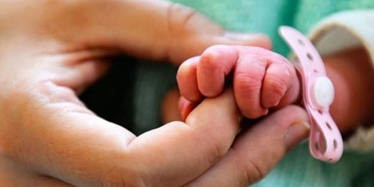 EPS no pueden negar licencias de maternidad cuando bebés nacen en el exterior: Corte