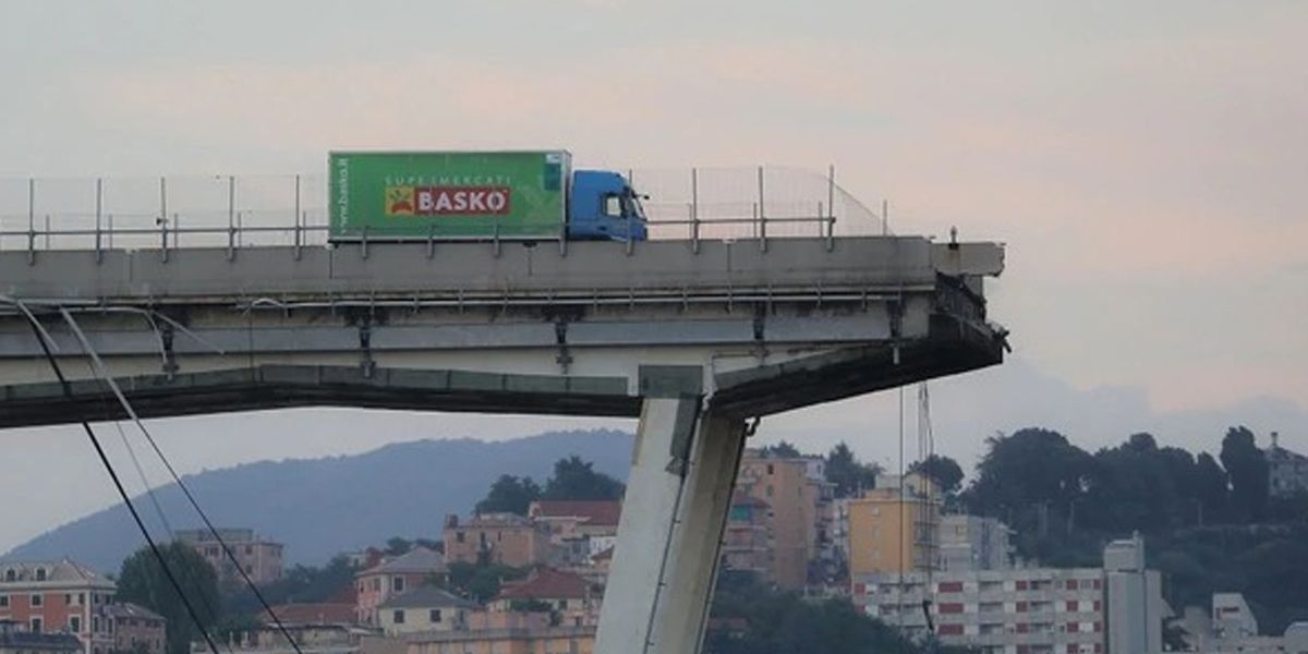 Conductor frena a tiempo y se salva de morir tras desplome de puente en Génova  