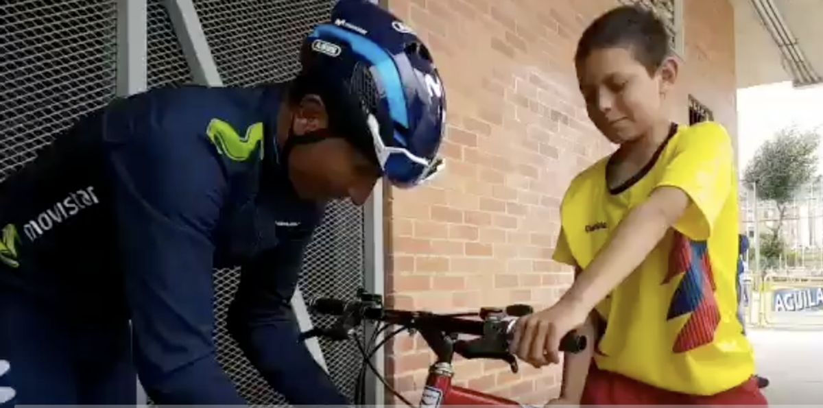 Humildad pura: Nairo reparó la ‘bici’ de un niño y lo animó a que corra en la Vuelta a España