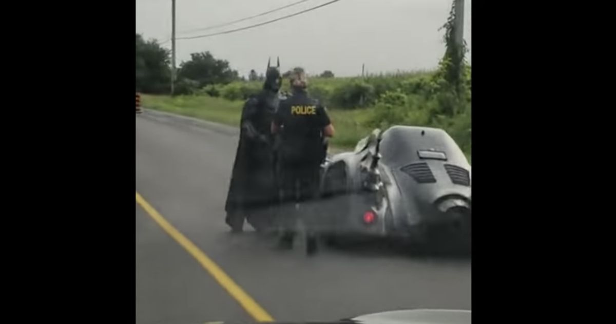 ¿Iba tras un villano? A este ‘Batman’ lo detuvieron por conducir con exceso de velocidad