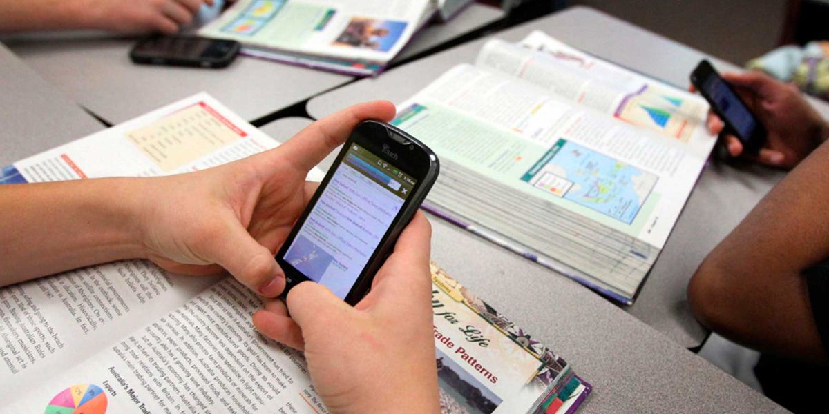 Gobierno estudiará propuesta de prohibir celulares en las aulas de clases