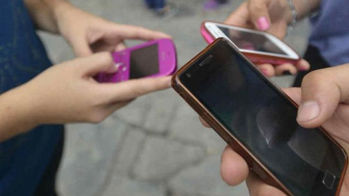 Polémica por proyecto para prohibir celulares en los colegios