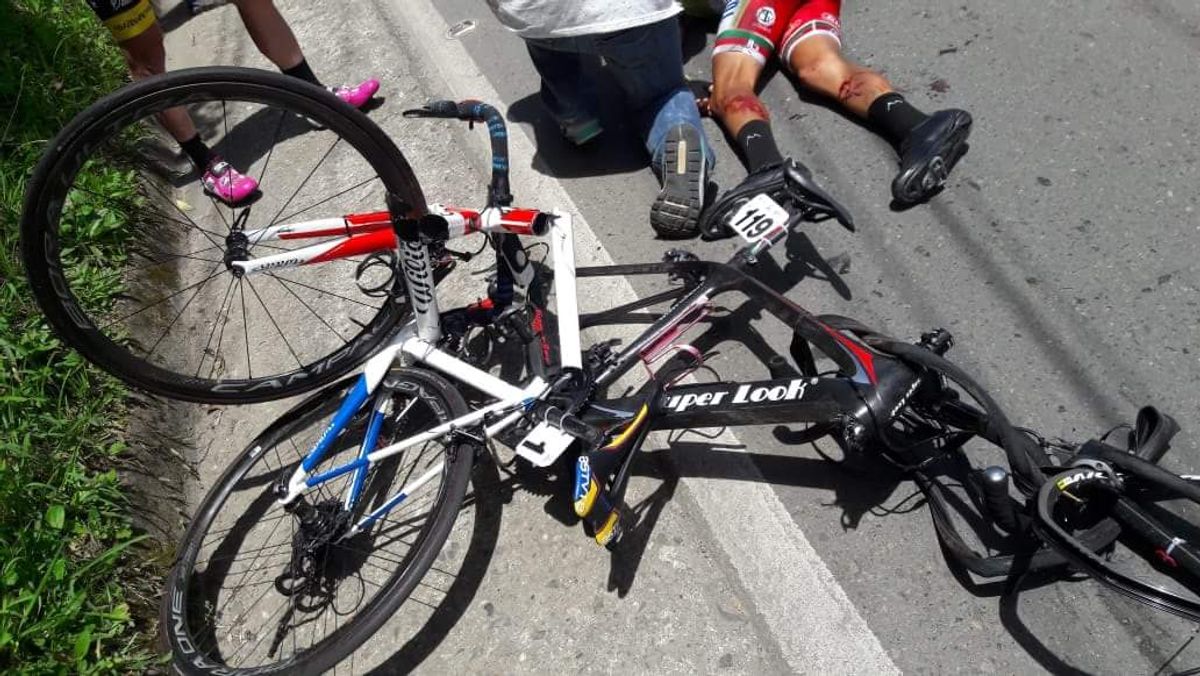 Lamentable accidente en Vuelta a Colombia: motociclista atropelló varios ciclistas