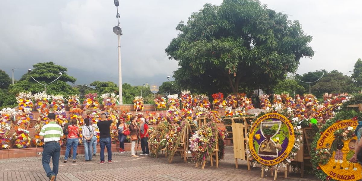 Exhibición de flores en la Plaza Gardel de Medellín