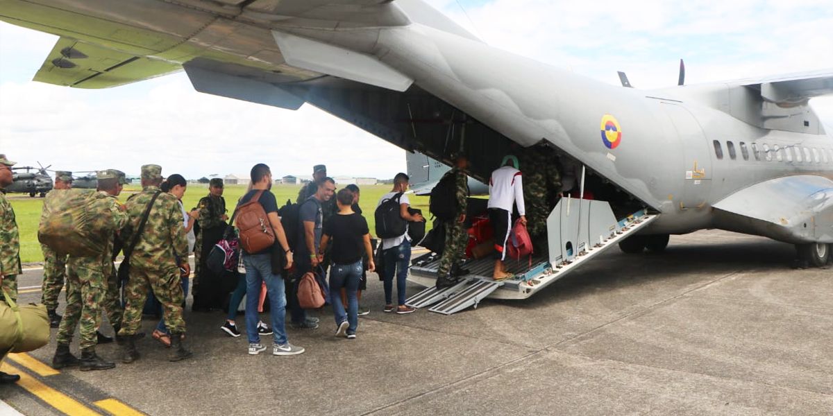 Fuerza Aérea transportó personas por cierre vial entre Bogotá y Villavicencio