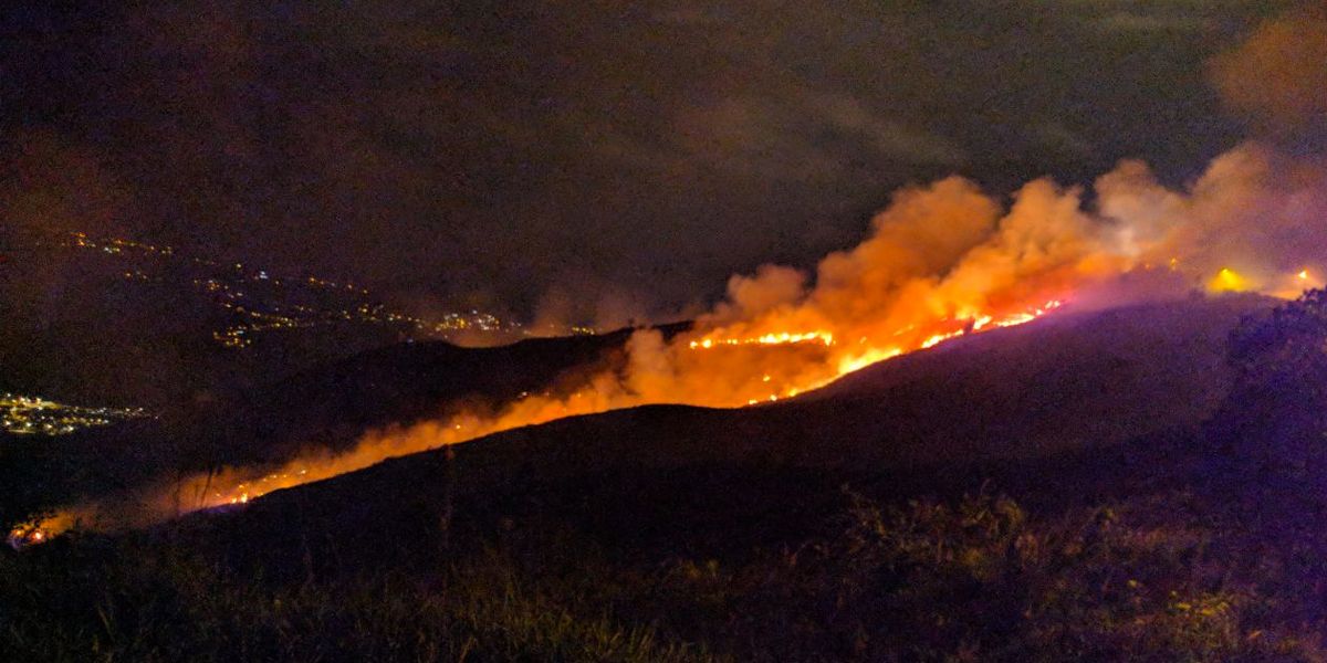 Fuerte incendio forestal en el cerro Cristo Rey de Cali