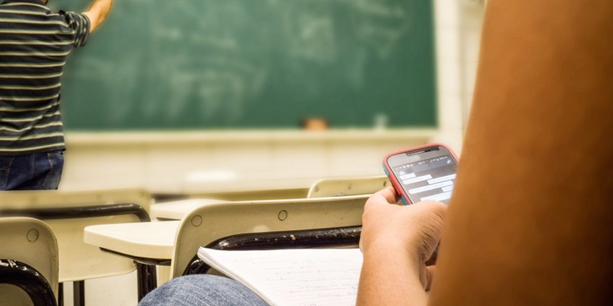 Por ley prohibirían uso de celulares en colegios