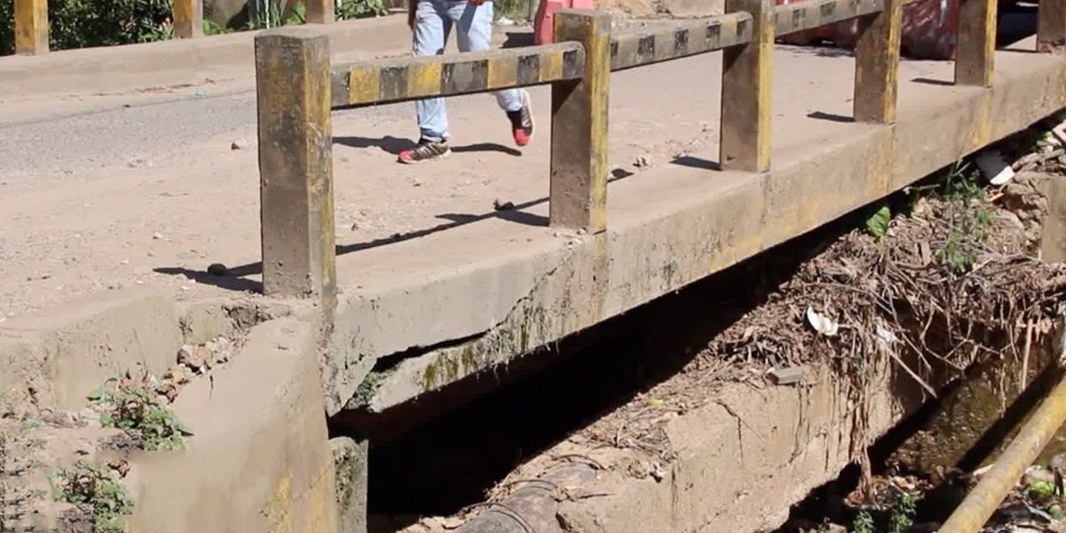 Cierran puente en Barrancabermeja a punto de colapsar