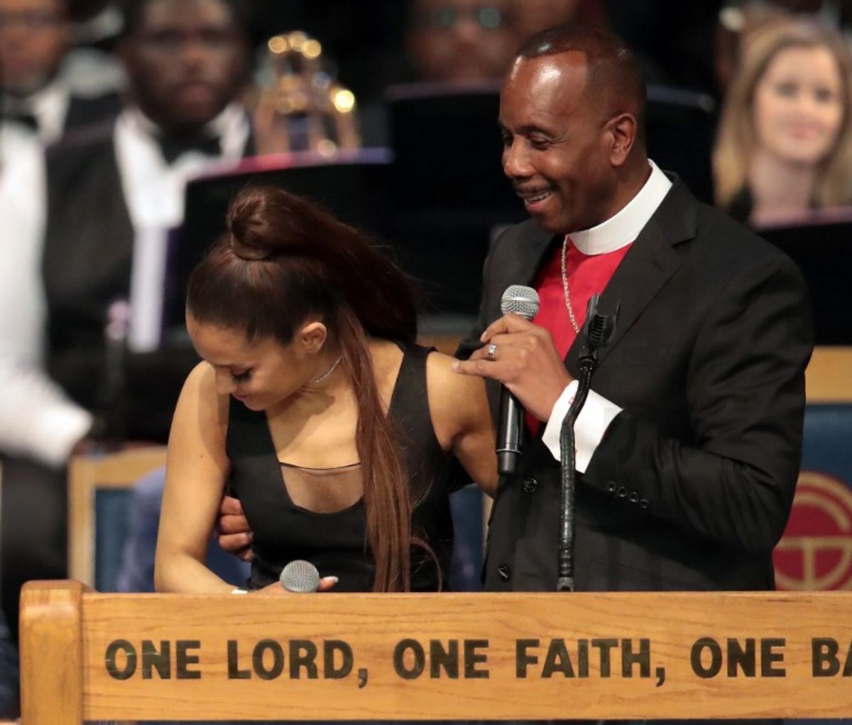 Obispo reconoce que “manoseó” a Ariana Grande durante el funeral de Aretha Franklin