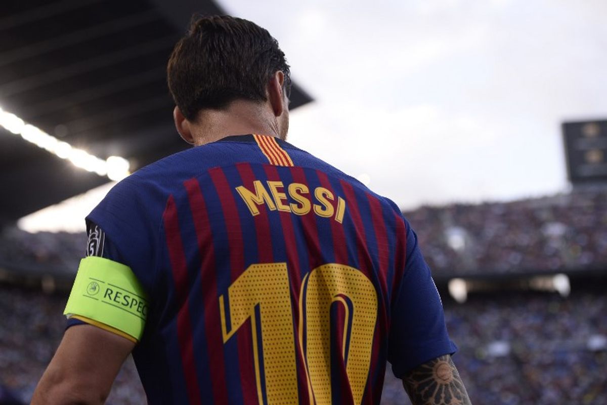 Messi llegó con un nuevo look a la práctica del Barcelona