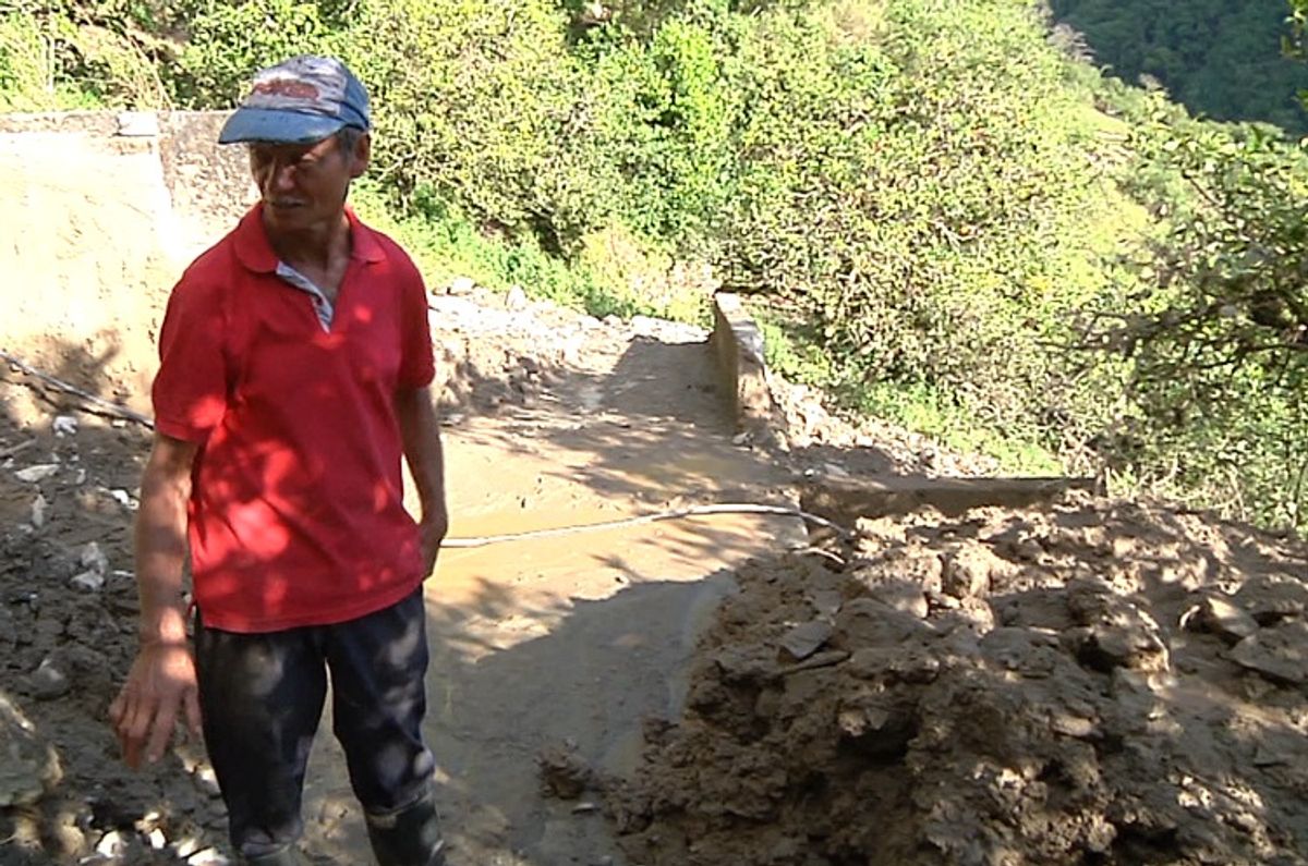 Escombros de la vía al llano fueron arrojados en predios de un campesino