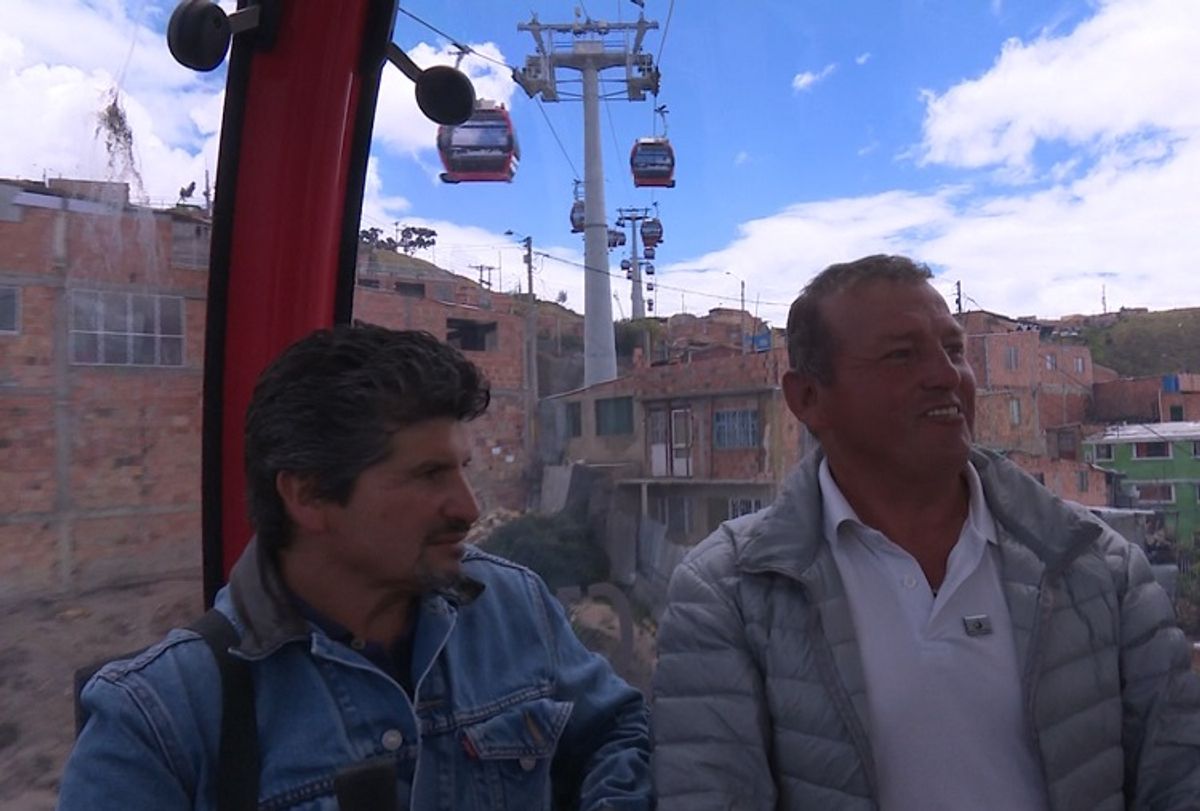 Imagen del día: Los primeros pasajeros del Transmicable en Bogotá