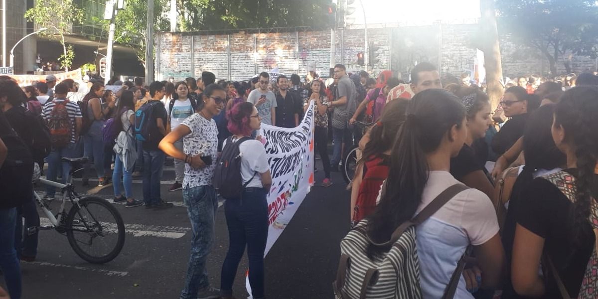 En calma marcha de estudiantes universitarios en Medellín