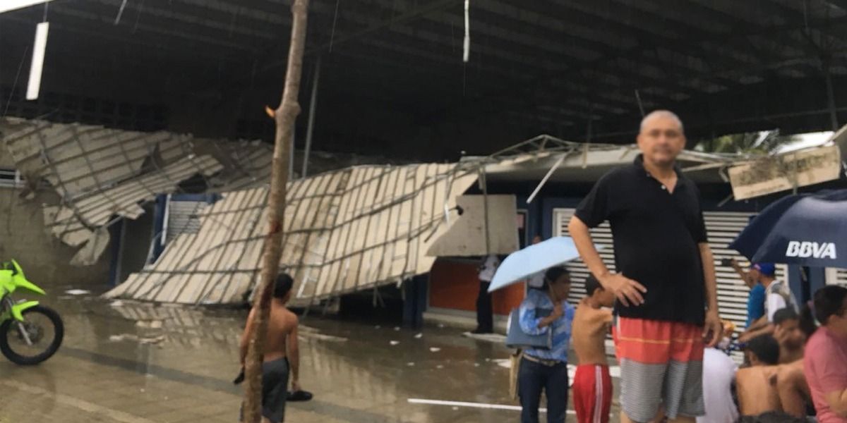 Tras fuertes lluvias colapsa cielo raso en Colegio Pies Descalzos en Barraquilla; hay un herido
