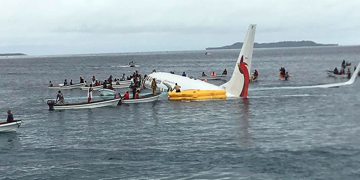 Avión se salta la pista durante aterrizaje y cae a laguna de Micronesia sin víctimas