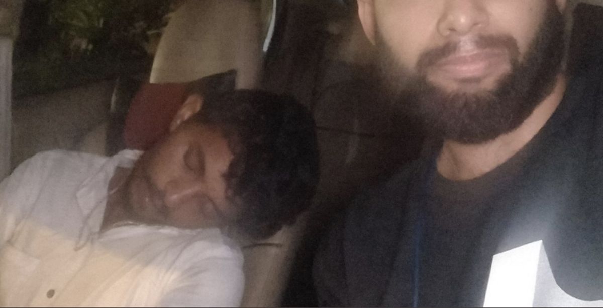 Conductor de Uber aceptó un servicio borracho, se quedó dormido y al pasajero le tocó manejar