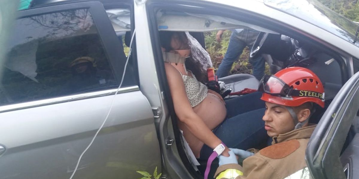 Bomberos rescatan a mujer embarazada que cayó a un abismo en Cali