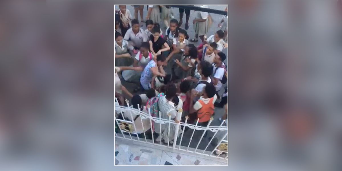 Estudiantes se enfrentan a las fueras de una institución educativa en Cartagena