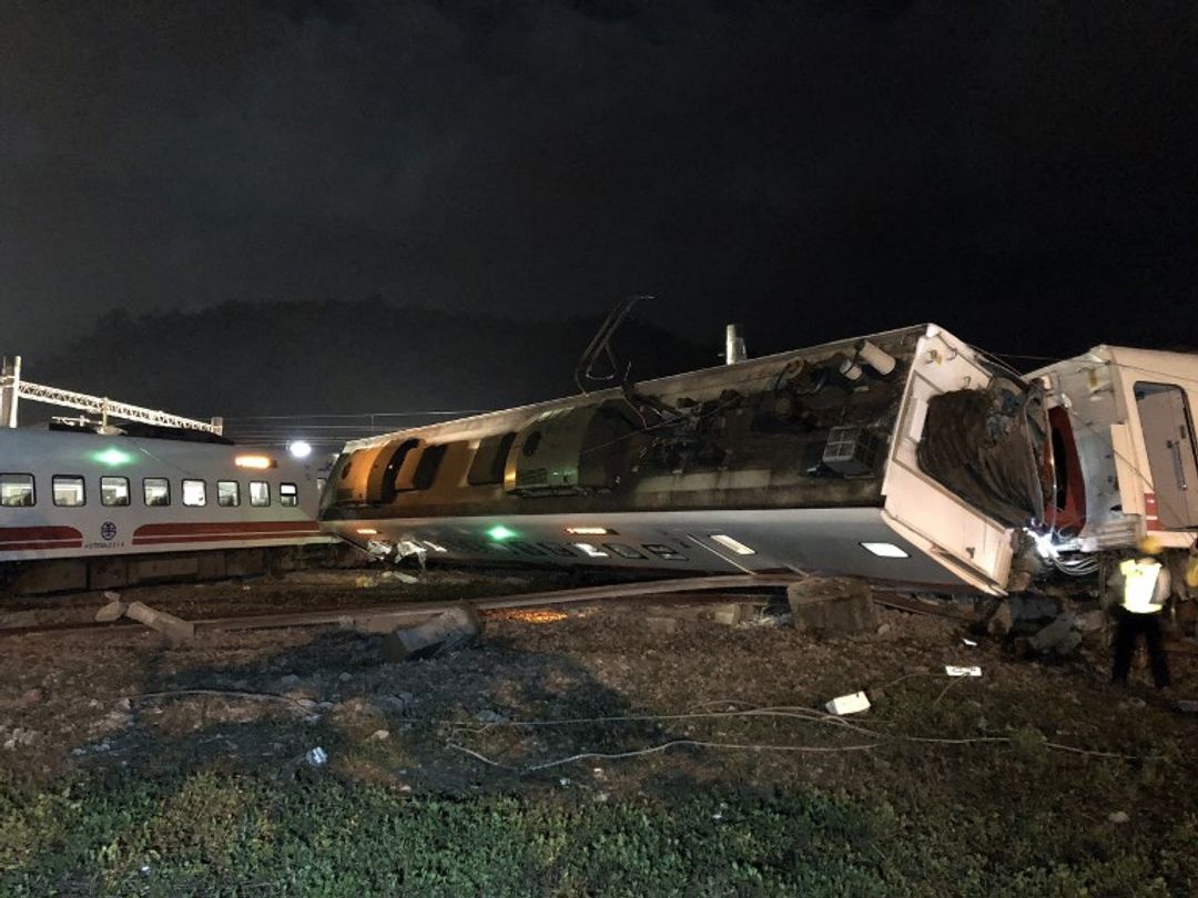 En Taiwán, un accidente de tren deja al menos 18 muertos y 100 heridos ...